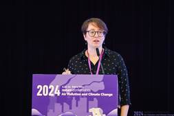 穿紫色衣服的男子描述已自动生成