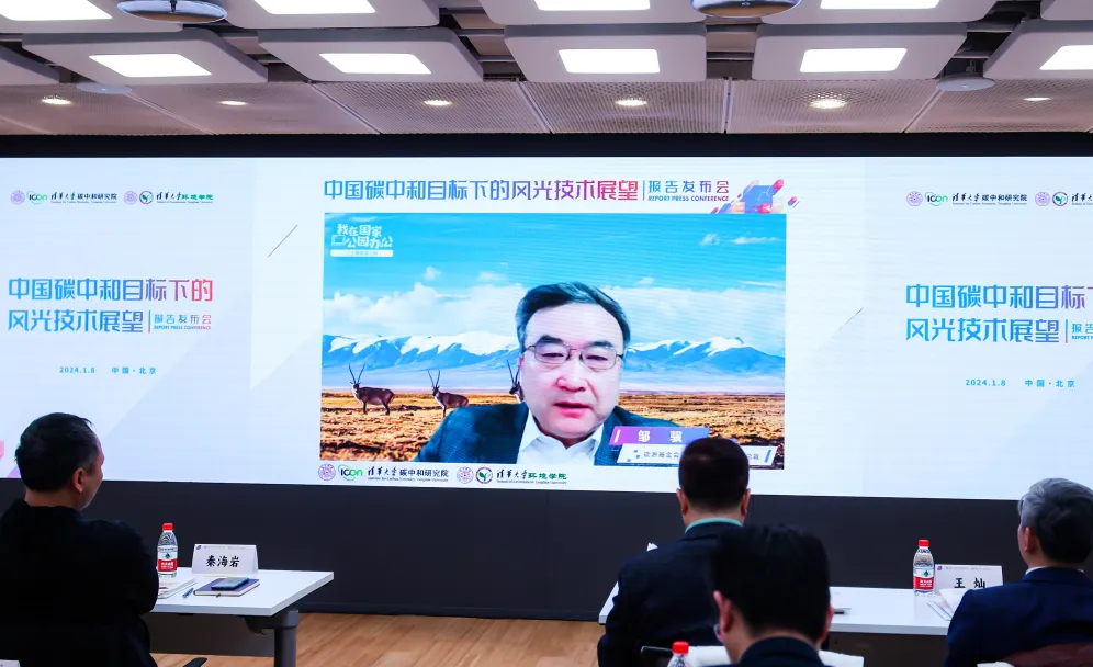 电脑屏幕前的人们描述已自动生成