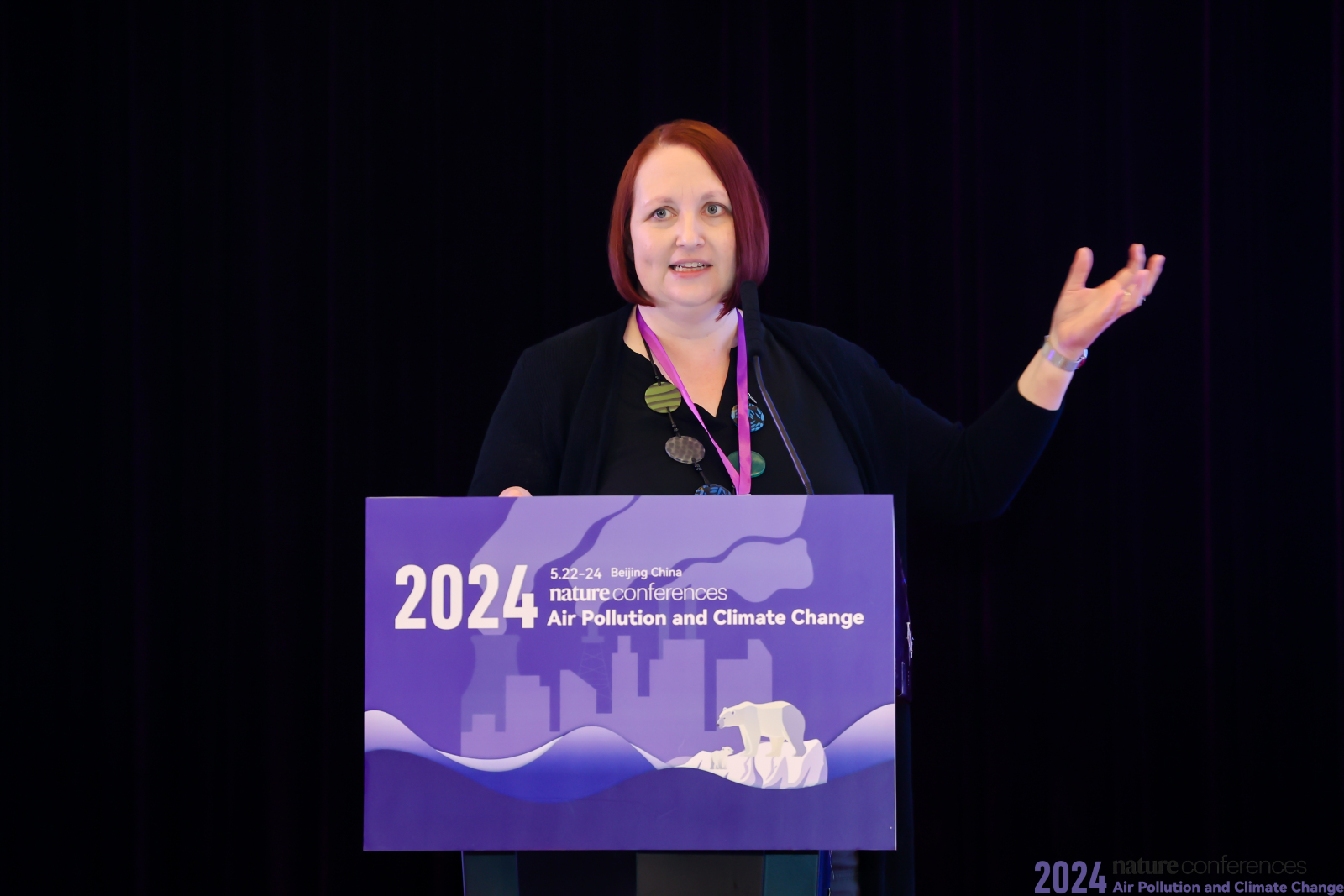 穿着西装笔挺的男子正在演讲描述已自动生成